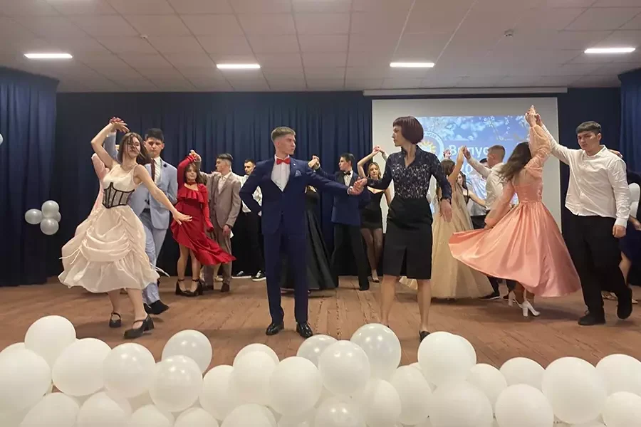 Крізь шкільні двері — у світле майбутнє!